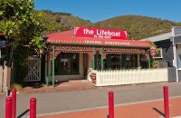 Eastbourne;Wellington;bays;marina;harbour;ferries;clear_water;cafes;restaurants;