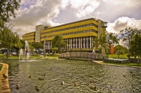 Palmerston_North;Manawatu;agriculture;agricultural_centre;airport;university;Man