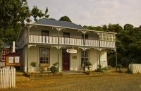 Mangonui;Northland;Old_Oak_Inn;Pohutakawa_tree